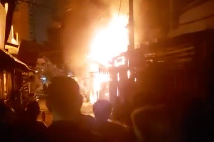 Đám cháy bùng phát dữ dội, bao trùm cả khu vực. Ảnh: C.A. Đám cháy bùng phát dữ dội, bao trùm cả khu vực. Ảnh: C.A.