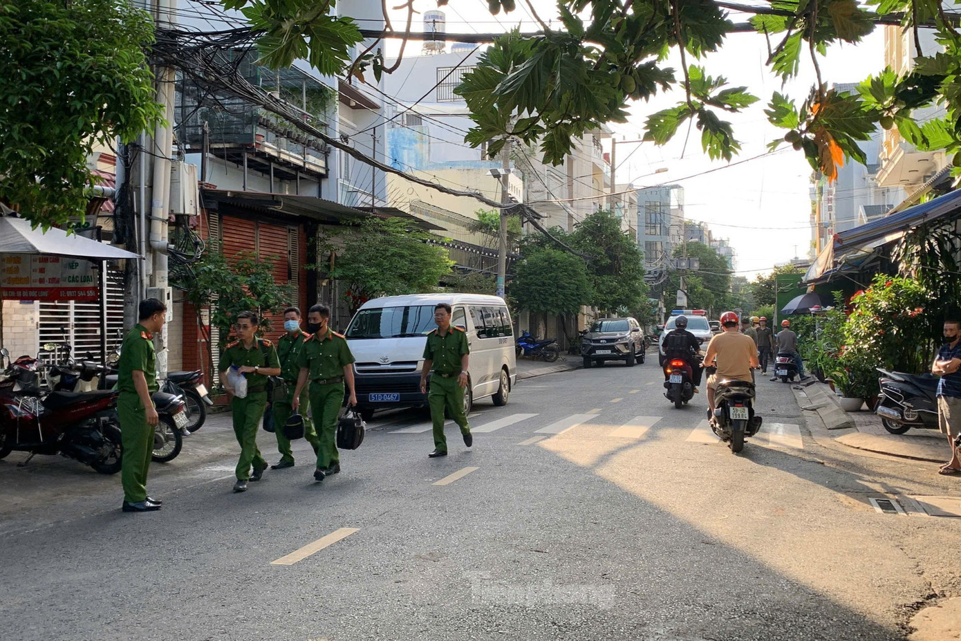 Các đơn vị nghiệp vụ Công an TPHCM có mặt để khám nghiệm hiện trường. Ảnh: Hoàng Thuận. Các đơn vị nghiệp vụ Công an TPHCM có mặt để khám nghiệm hiện trường. Ảnh: Hoàng Thuận.