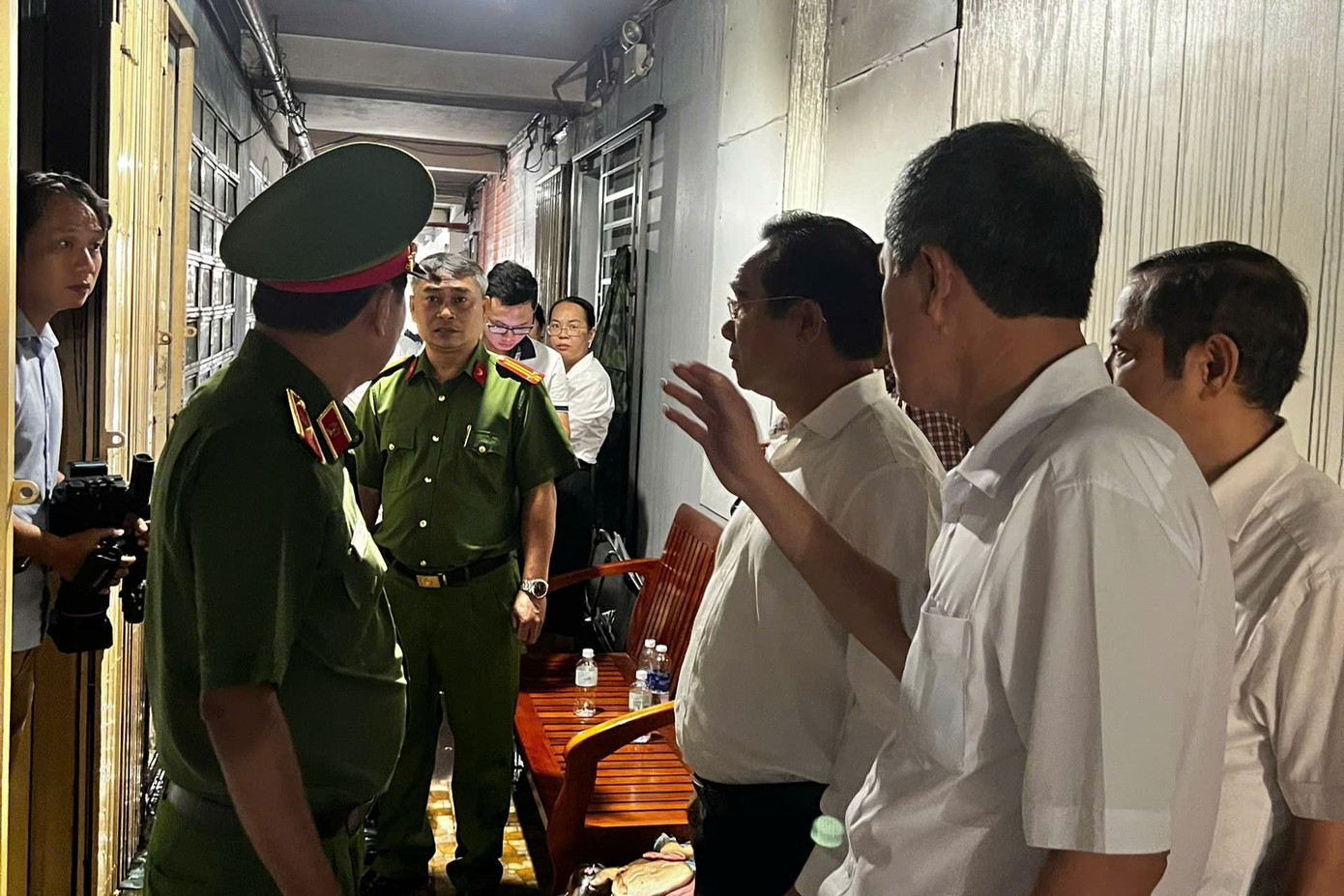 Chủ tịch UBND TPHCM Nguyễn Văn Được (người đeo kính) có mặt tại hiện trường vụ cháy. Ảnh: H.T. Chủ tịch UBND TPHCM Nguyễn Văn Được (người đeo kính) có mặt tại hiện trường vụ cháy. Ảnh: H.T.