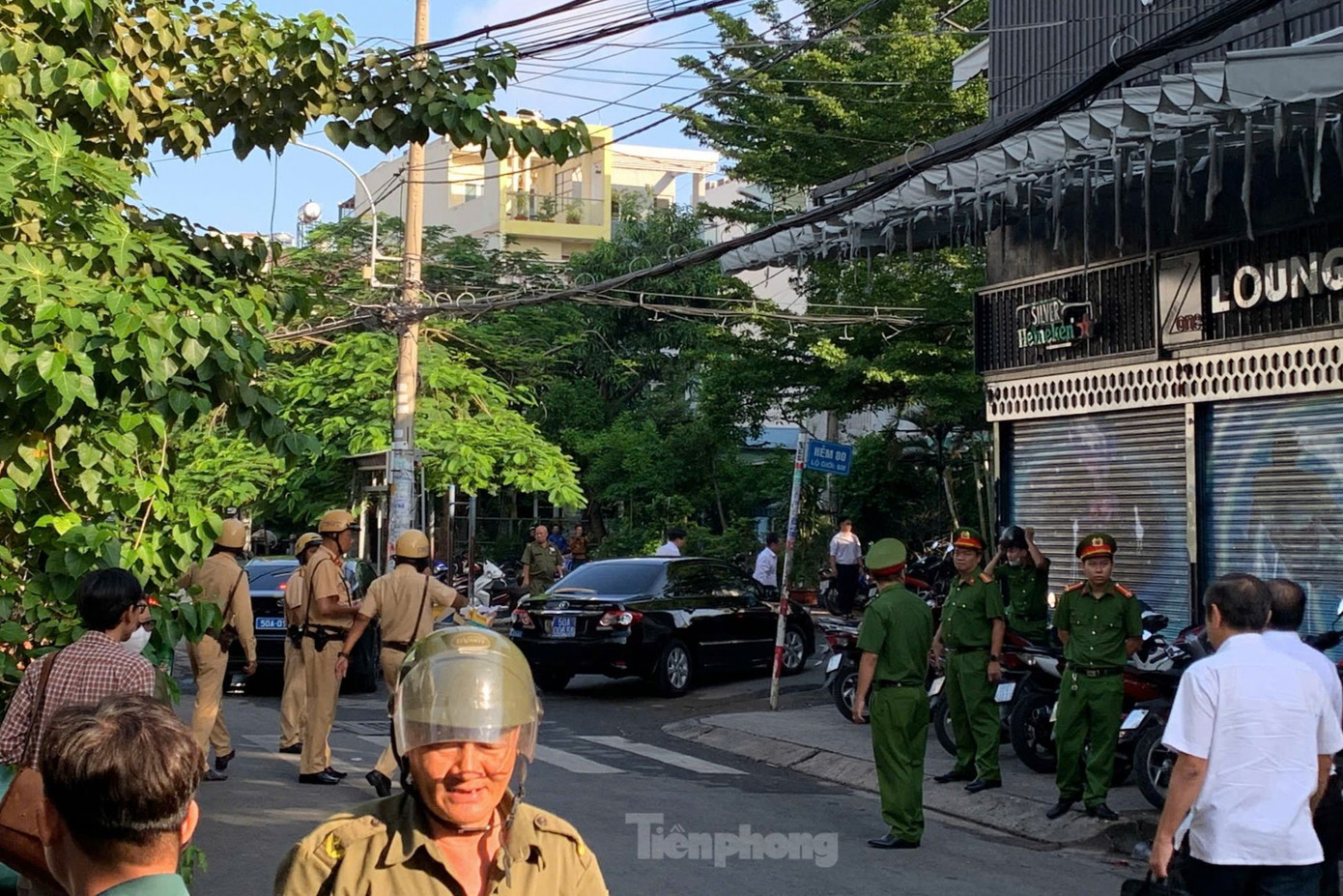 Lực lượng chức năng có mặt bảo vệ hiện trường. Ảnh: Hoàng Thuận. Lực lượng chức năng có mặt bảo vệ hiện trường. Ảnh: Hoàng Thuận.