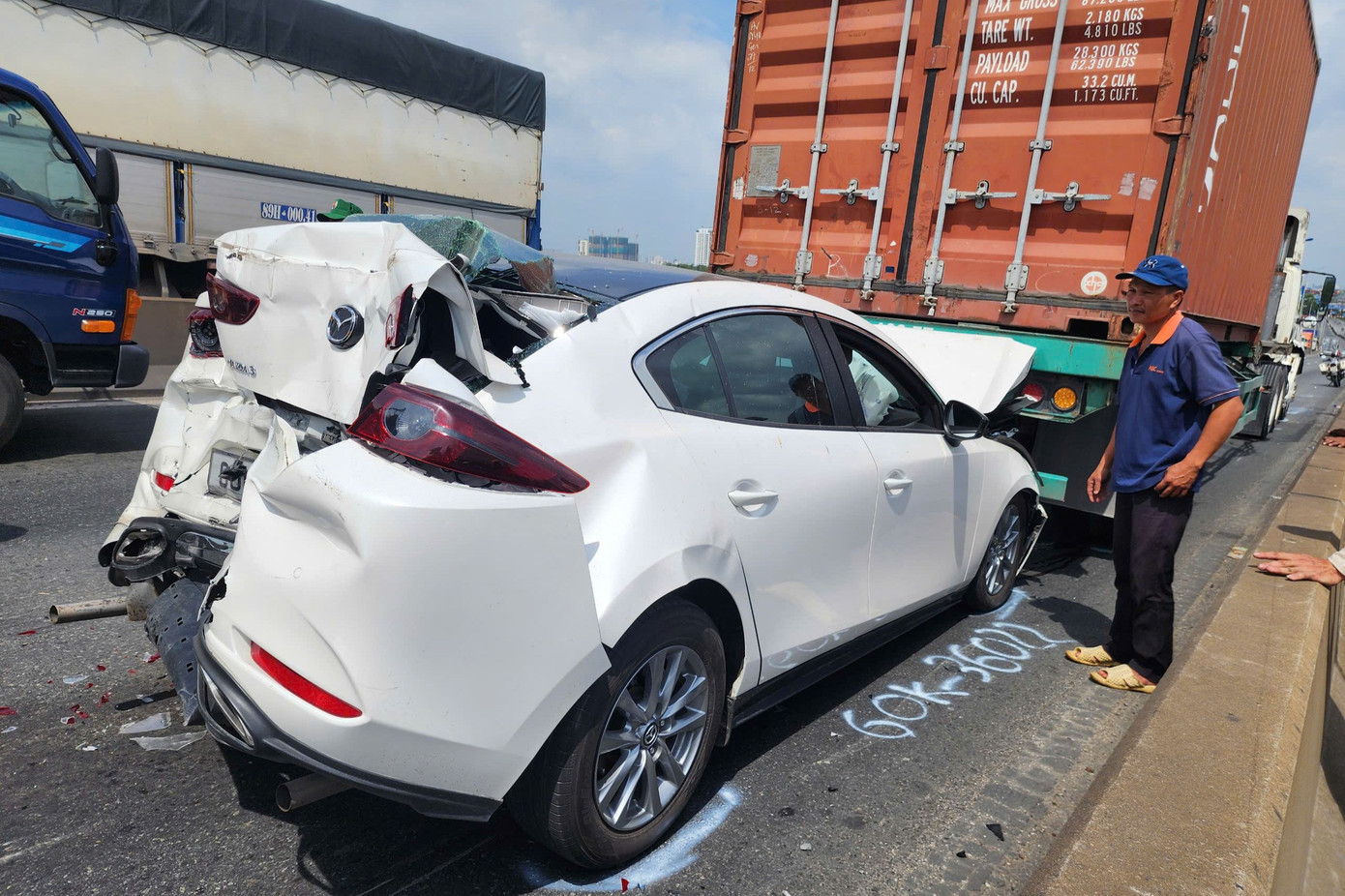 Ô tô biến dạng sau tai nạn liên hoàn. Ảnh: C.A. Ô tô biến dạng sau tai nạn liên hoàn. Ảnh: C.A.