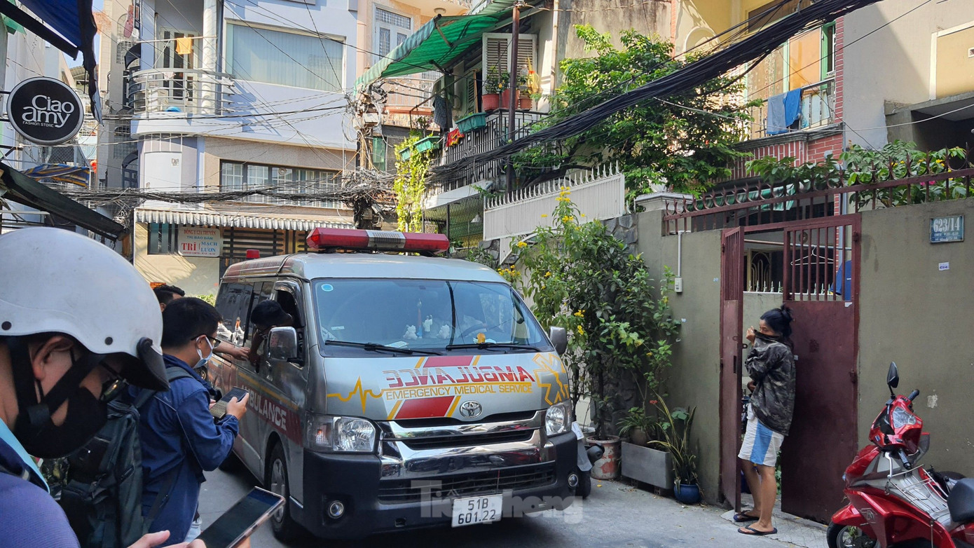 Xe cứu thương tại hiện trường. Ảnh: Hoàng Thuận. Xe cứu thương tại hiện trường. Ảnh: Hoàng Thuận.