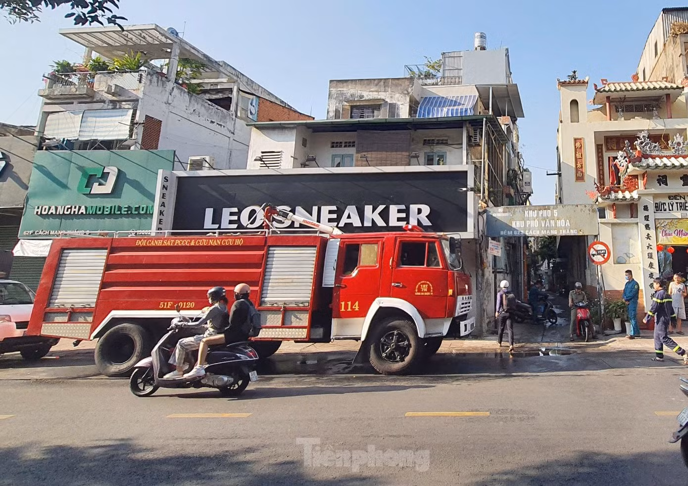 Xe chữa cháy có mặt trước con hẻm dẫn vào căn nhà bị cháy. Ảnh: Hoàng Thuận. Xe chữa cháy có mặt trước con hẻm dẫn vào căn nhà bị cháy. Ảnh: Hoàng Thuận.