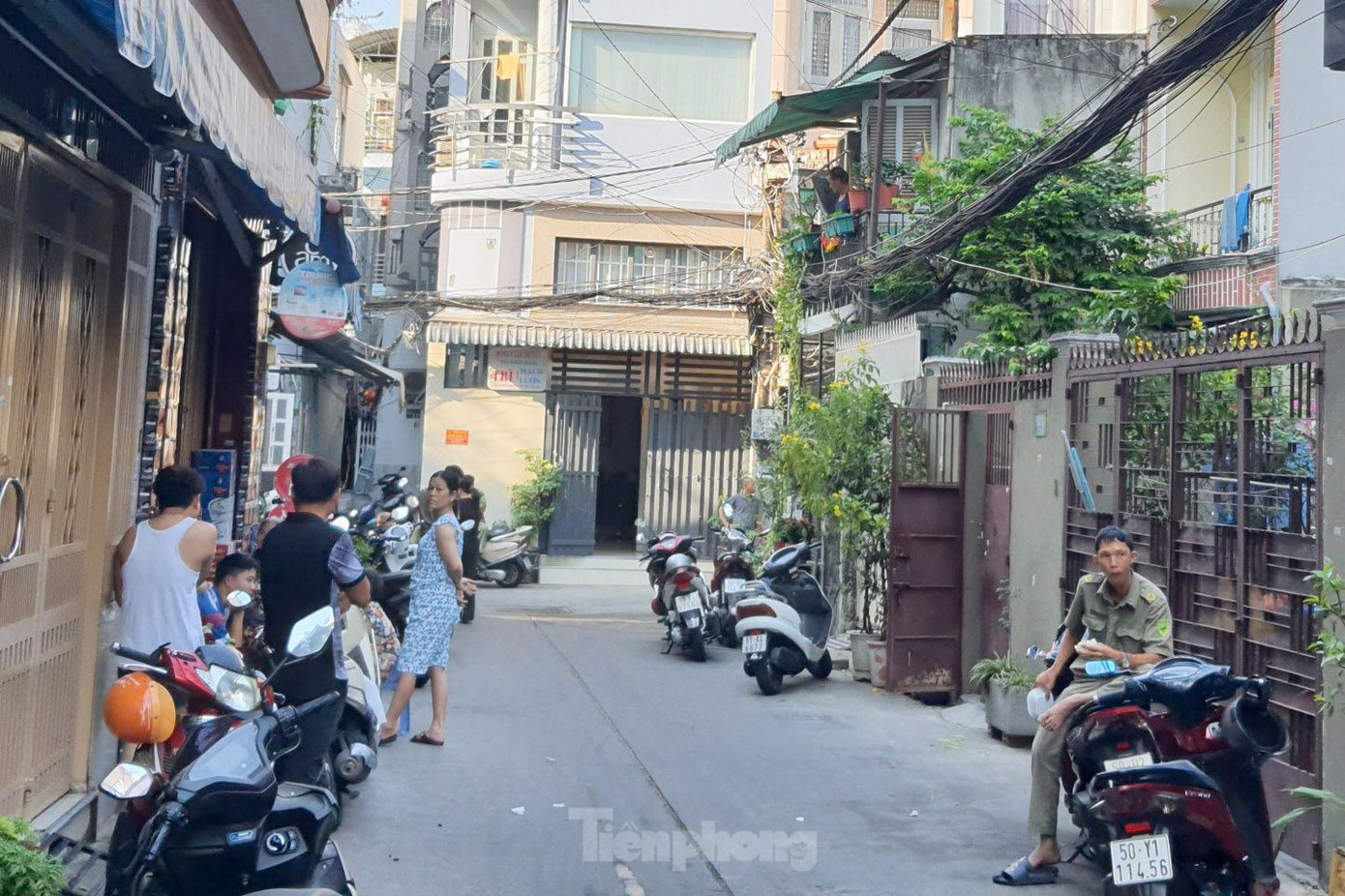 Người dân trong hẻm bàng hoàng khi vụ cháy làm 4 người chết. Ảnh: Hoàng Thuận. Người dân trong hẻm bàng hoàng khi vụ cháy làm 4 người chết. Ảnh: Hoàng Thuận.