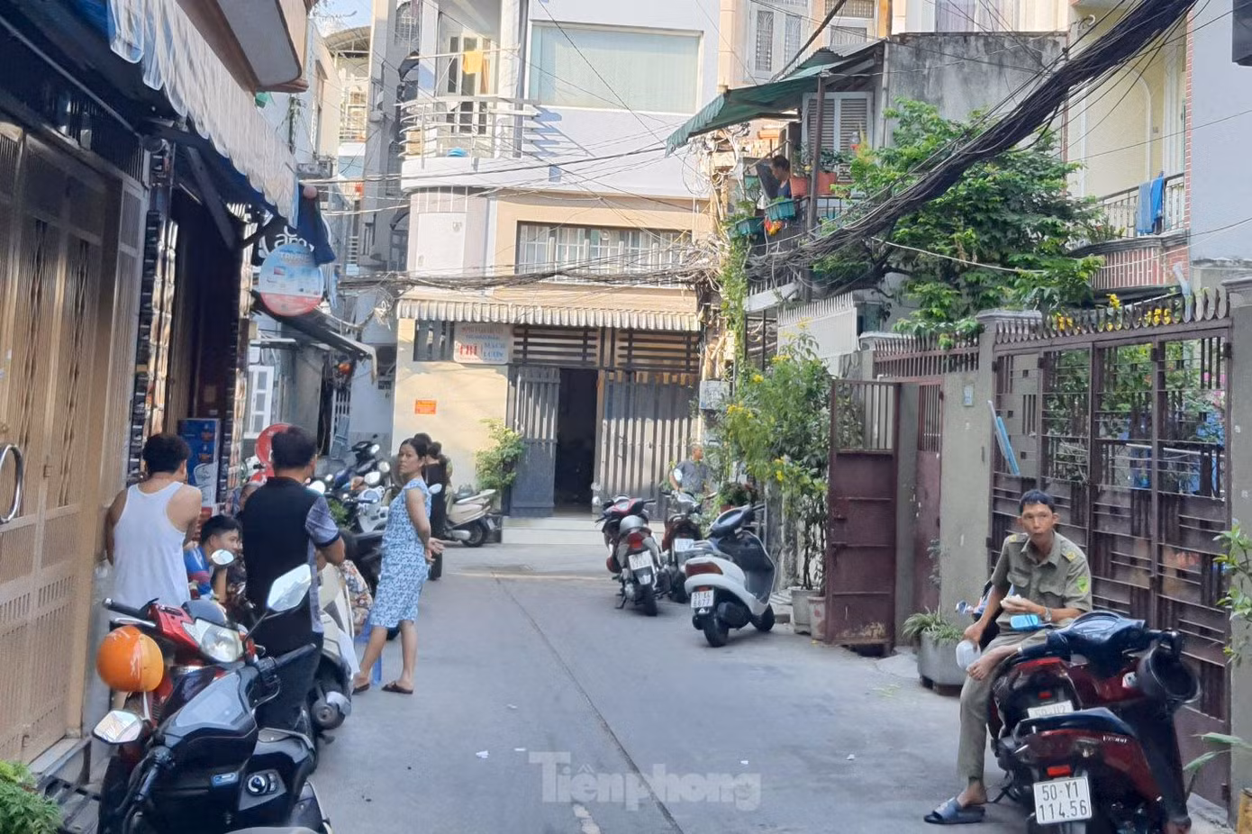 Người dân trong hẻm bàng hoàng khi vụ cháy làm 4 người chết. Ảnh: Hoàng Thuận. Người dân trong hẻm bàng hoàng khi vụ cháy làm 4 người chết. Ảnh: Hoàng Thuận.