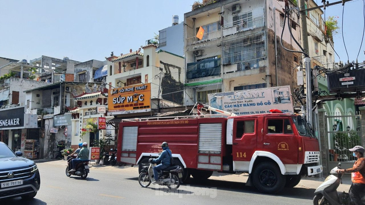 Xe chữa cháy túc trực tại hiện trường. Ảnh: Hoàng Thuận. Xe chữa cháy túc trực tại hiện trường. Ảnh: Hoàng Thuận.