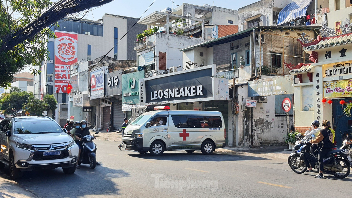 Lúc 8h45, một xe cứu thương đi vào con hẻm xảy ra vụ cháy. Ảnh: Hoàng Thuận. Lúc 8h45, một xe cứu thương đi vào con hẻm xảy ra vụ cháy. Ảnh: Hoàng Thuận.