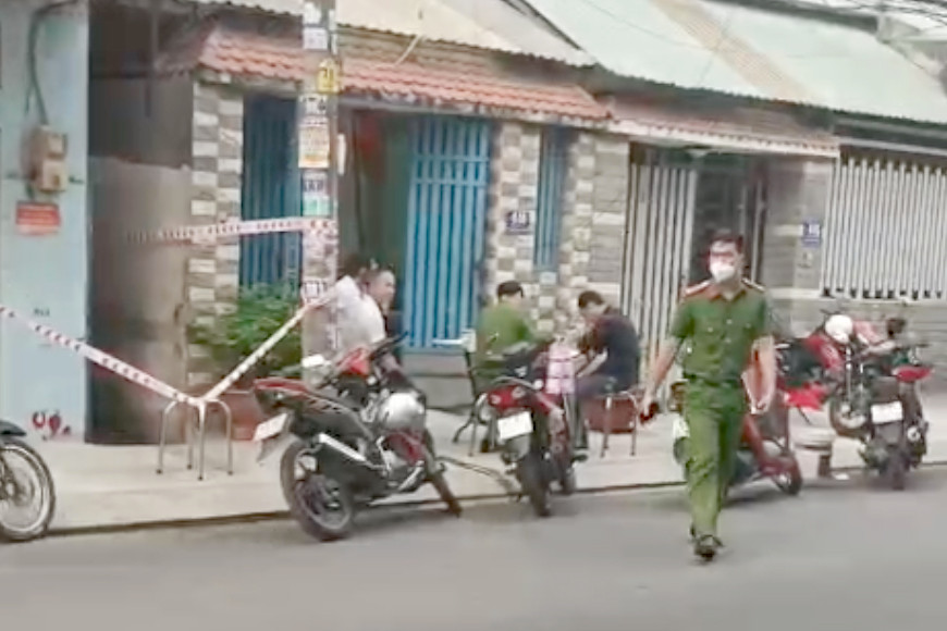 Lực lượng công an có mặt tại khu phòng trọ xảy ra vụ việc.