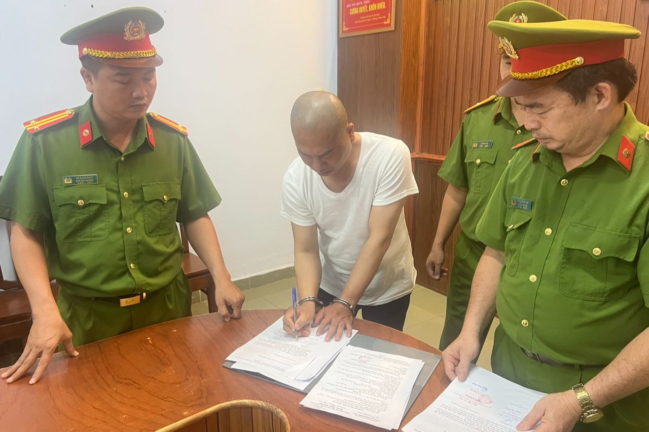 Cơ quan điều tra tiến hành các thủ tục tố tụng đối với ông Phúc. Ảnh: Công an cung cấp.