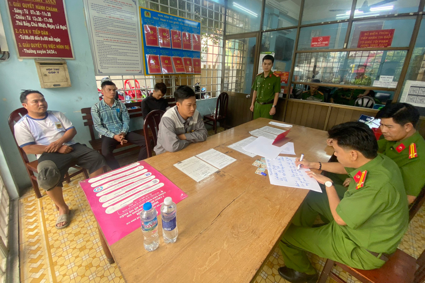 Công an phường 10 (quận Tân Bình) làm việc với nhóm người dán quảng cáo sai quy định. Công an phường 10 (quận Tân Bình) làm việc với nhóm người dán quảng cáo sai quy định.