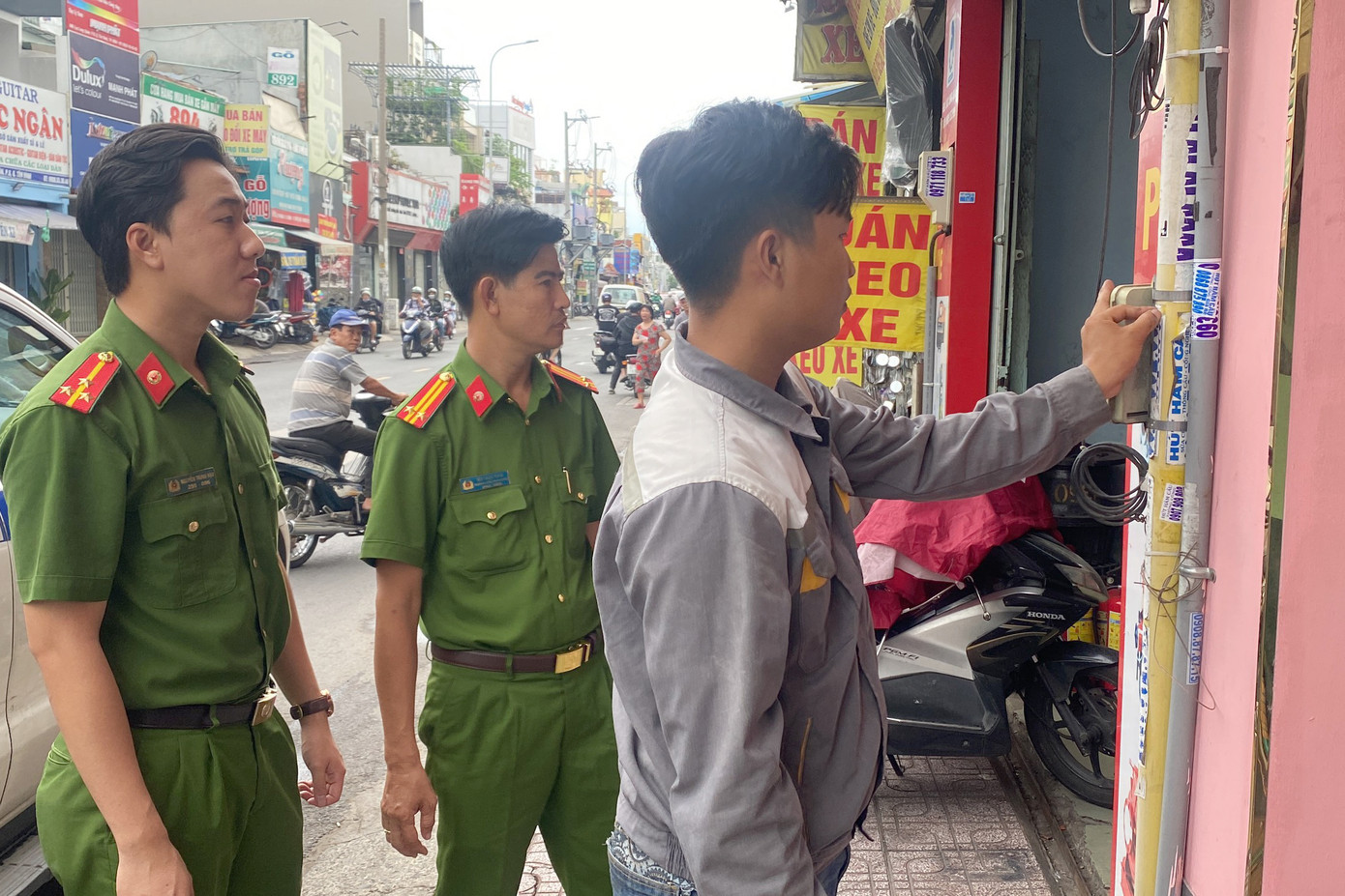 Các tờ rơi quảng cáo dán đầy trước nhà dân. Các tờ rơi quảng cáo dán đầy trước nhà dân.