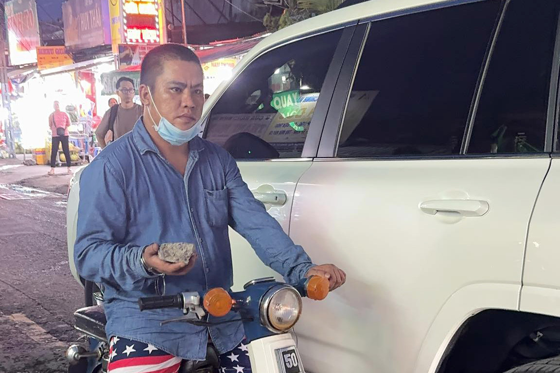 Cơ quan công an đưa Quang đi thực hiện lại hành vi đập kính ô tô.