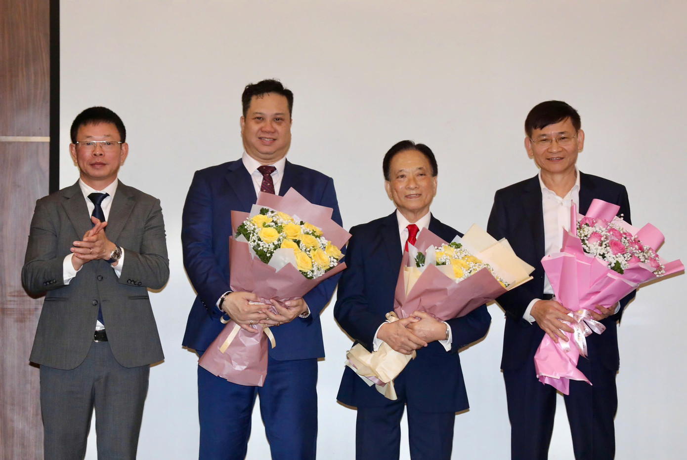 Ban tổ chức tặng hoa các đại biểu, diễn giả tham dự hội thảo.