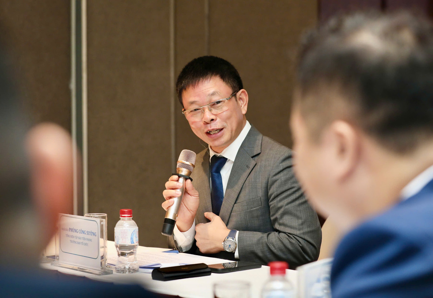 Nhà báo Phùng Công Sưởng trao đổi với các diễn giả.