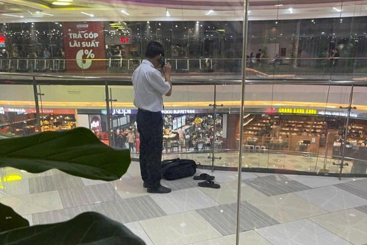 Ba lô và đôi dép để tại lầu 7. Ảnh: C.A. Ba lô và đôi dép để tại lầu 7. Ảnh: C.A.