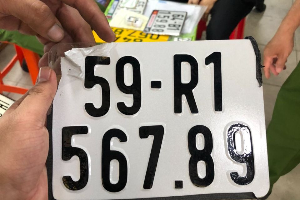 Việc kiểm tra các cơ sở khắc dấu, in ấn, làm biển số xe nhằm đấu tranh với tội phạm đường phố. Ảnh: Công an cung cấp.