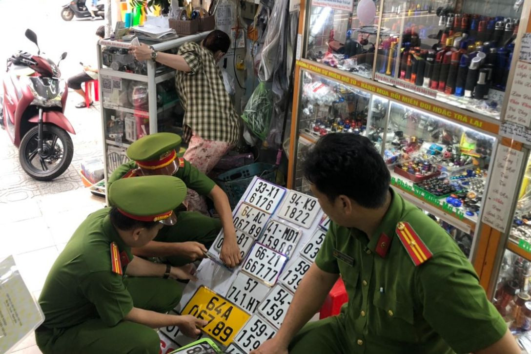 Công an kiểm tra các biển số xe tại một cơ sở khắc dấu, in ấn. Ảnh: Công an cung cấp.