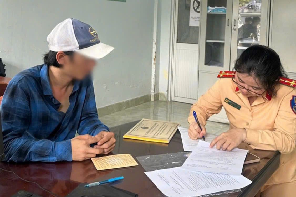 Lực lượng CSGT làm việc với tài xế xe tải. Ảnh: PC08. Lực lượng CSGT làm việc với tài xế xe tải. Ảnh: PC08.