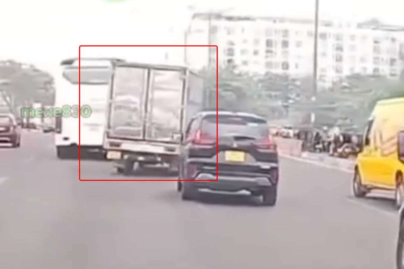 Xe tải lạng lách trên đường Phạm Văn Đồng. Ảnh cắt từ clip. Xe tải lạng lách trên đường Phạm Văn Đồng. Ảnh cắt từ clip.