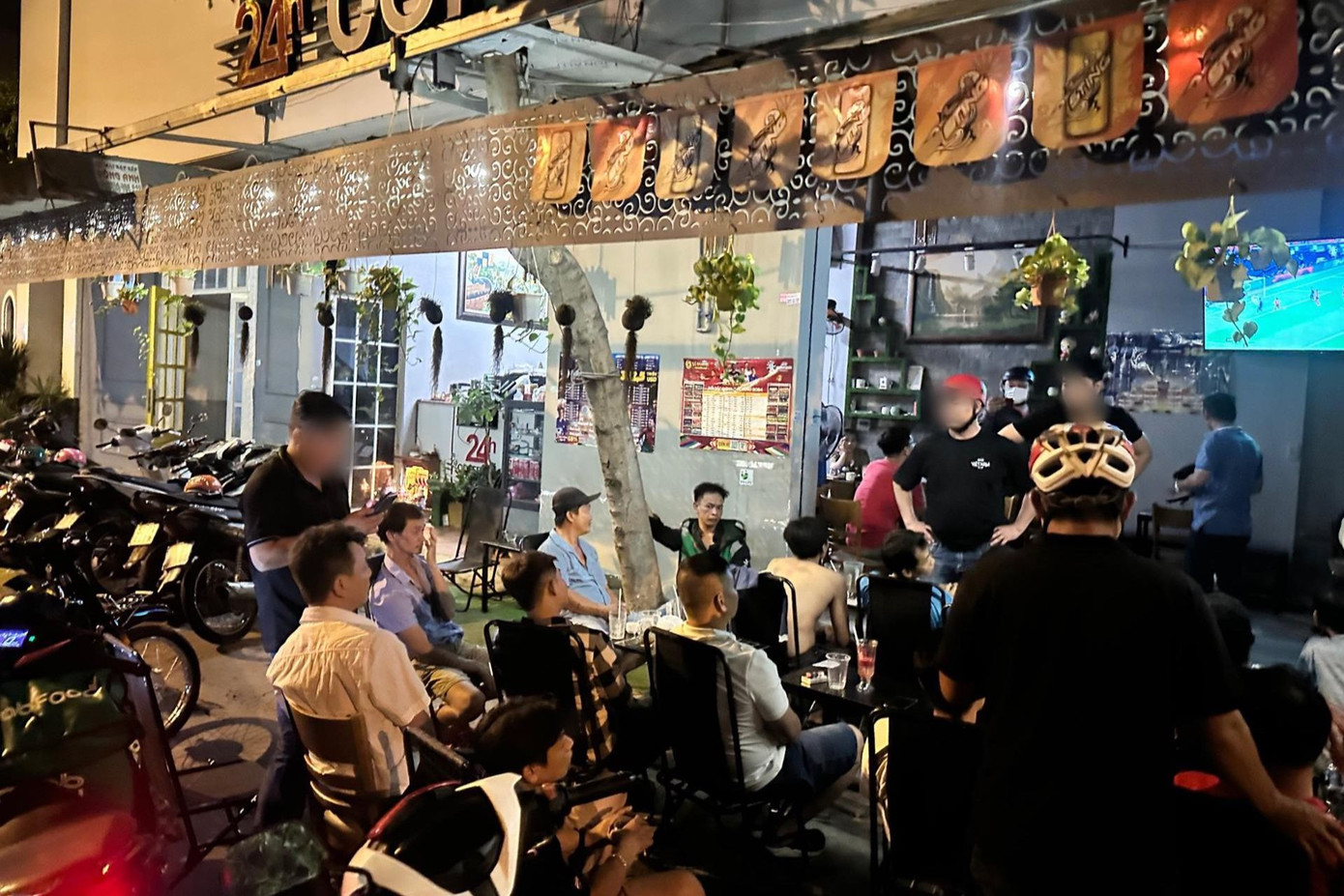 Các trinh sát bắt quả tang tụ điểm cá độ bóng đá ở quận Tân Phú. Các trinh sát bắt quả tang tụ điểm cá độ bóng đá ở quận Tân Phú.