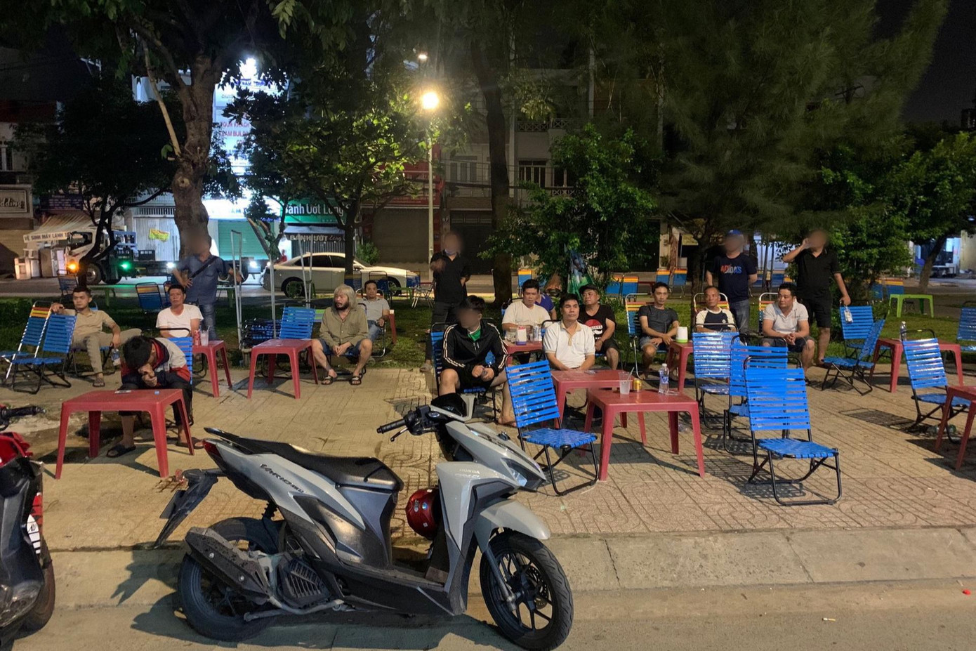 Các đối tượng tham gia cá độ bóng đá tại quán cà phê bị bắt quả tang. Các đối tượng tham gia cá độ bóng đá tại quán cà phê bị bắt quả tang.