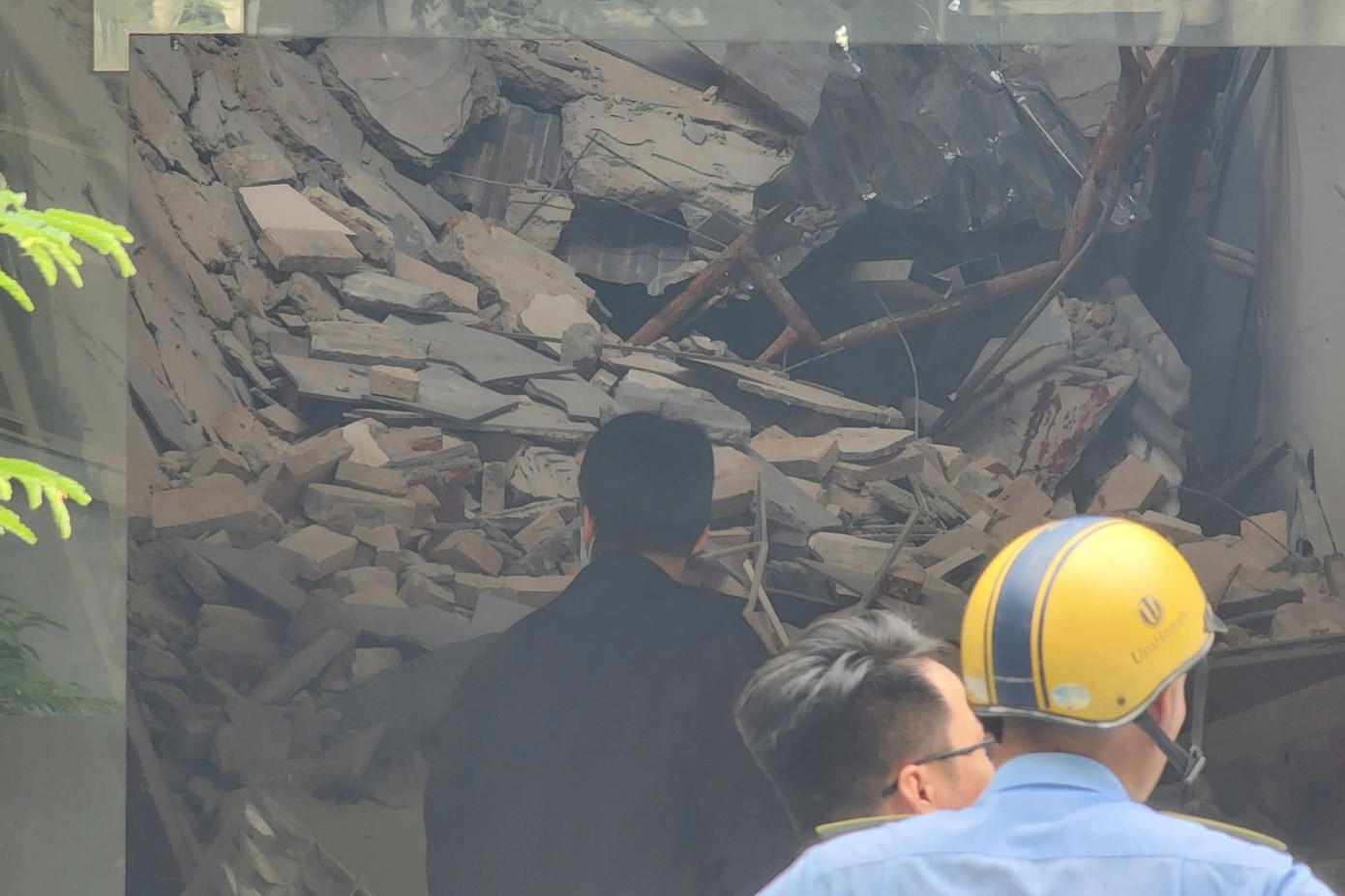 Giàn giáo bị đống bê tông vùi lấp. Ảnh: Đ.V. Giàn giáo bị đống bê tông vùi lấp. Ảnh: Đ.V.