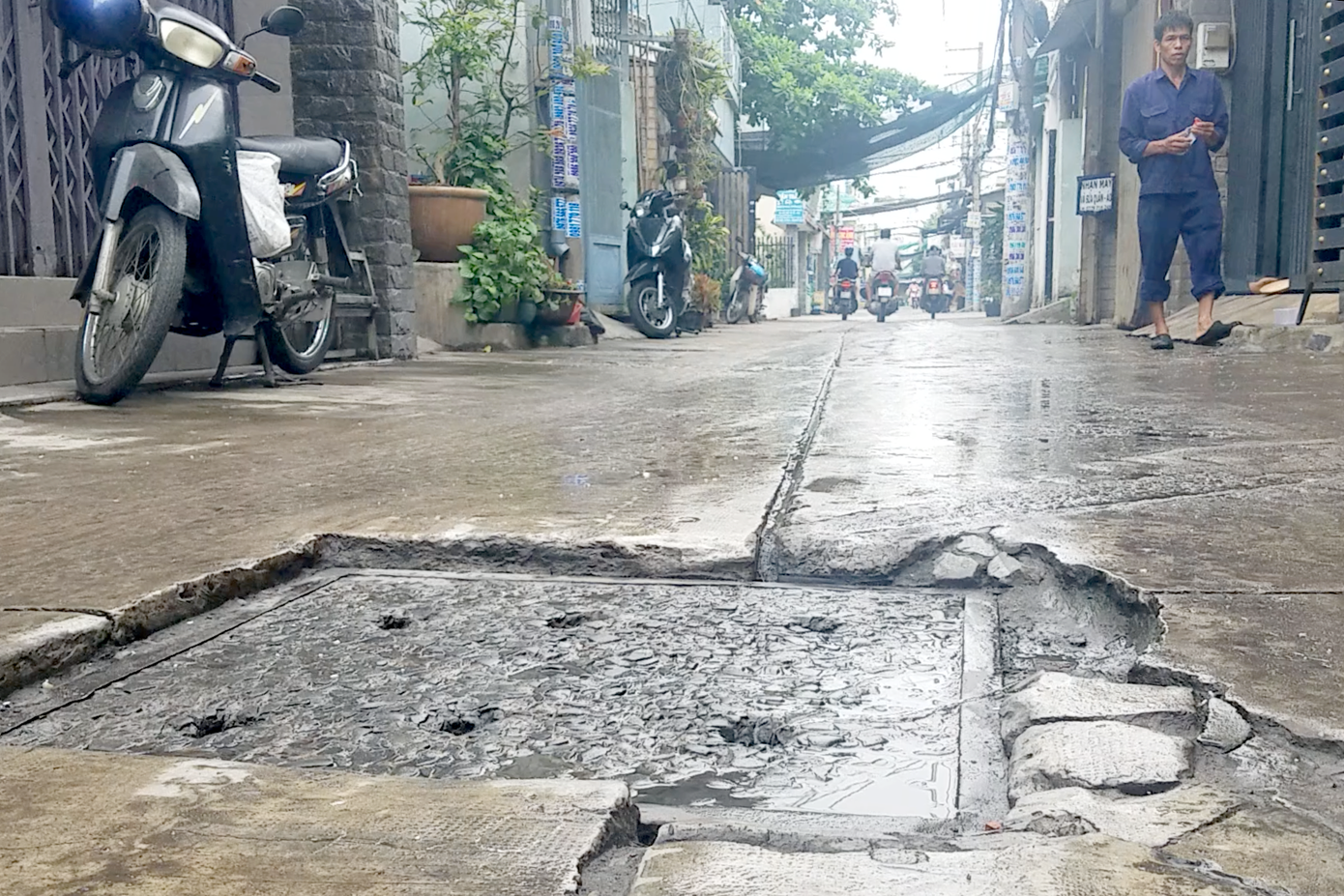 Nắp hố ga tại khu vực xảy ra vụ việc thấp hơn so với mặt đường, tiềm ẩn nguy cơ tai nạn. Ảnh: T.K.