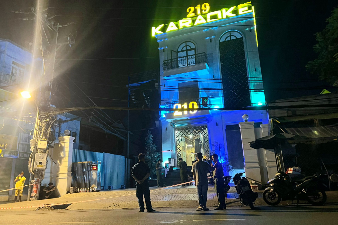 Lực lượng chức năng phong tỏa hiện trường để điều tra vụ án mạng. Lực lượng chức năng phong tỏa hiện trường để điều tra vụ án mạng.