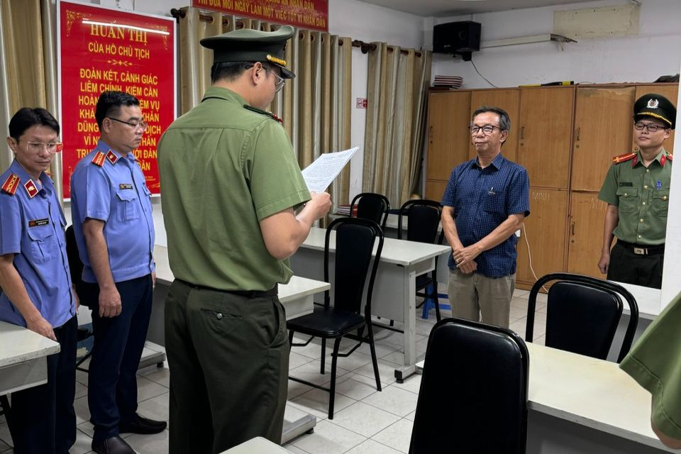 CQĐT tống đạt quyết định tố tụng đối với ông Nguyễn Quang Thông. Ảnh: Cơ quan công an cung cấp. CQĐT tống đạt quyết định tố tụng đối với ông Nguyễn Quang Thông. Ảnh: Cơ quan công an cung cấp.