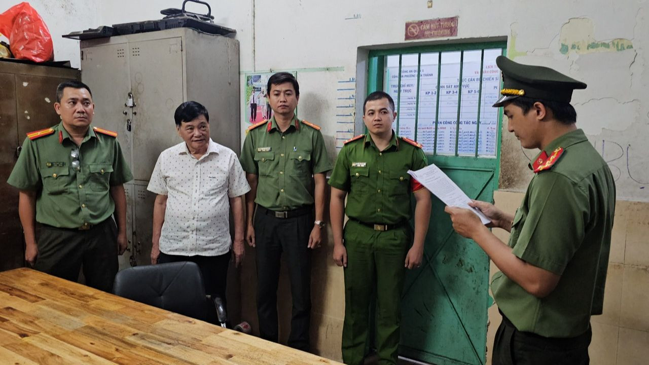 CQĐT tống đạt quyết định tố tụng đối với ông Nguyễn Công Khế. Ảnh: Cơ quan công an cung cấp. CQĐT tống đạt quyết định tố tụng đối với ông Nguyễn Công Khế. Ảnh: Cơ quan công an cung cấp.