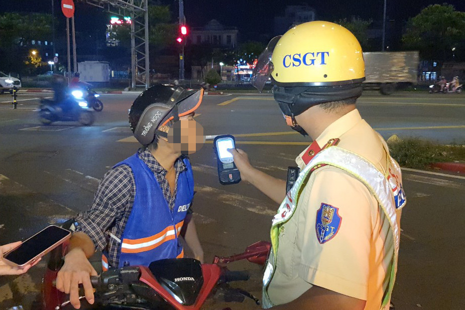 Lực lượng CSGT kiểm tra nồng độ cồn đối với người tham gia giao thông. Ảnh: Hoàng Thuận. Lực lượng CSGT kiểm tra nồng độ cồn đối với người tham gia giao thông. Ảnh: Hoàng Thuận.
