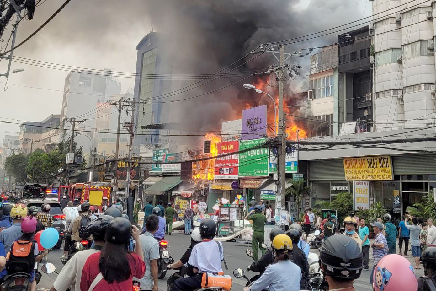 Vụ cháy khiến người dân hoảng loạn.