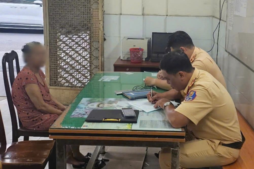 Lực lượng CSGT lập biên bản xử phạt đối với bà M.. Ảnh: PC08. Lực lượng CSGT lập biên bản xử phạt đối với bà M.. Ảnh: PC08.