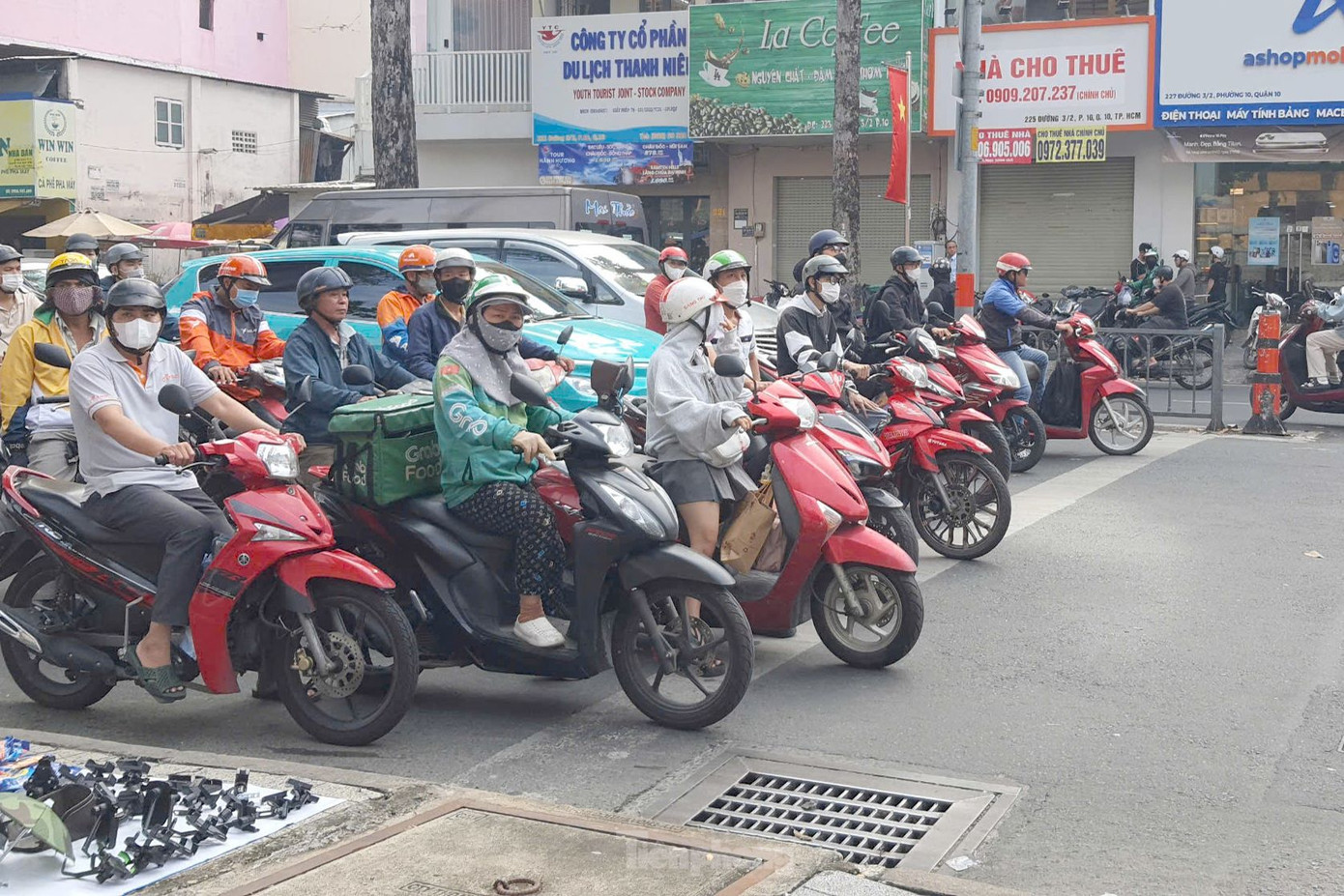 Các phương tiện dừng chờ đèn đỏ tại giao lộ 3/2 - Lê Hồng Phong. Ảnh: Hoàng Thuận.