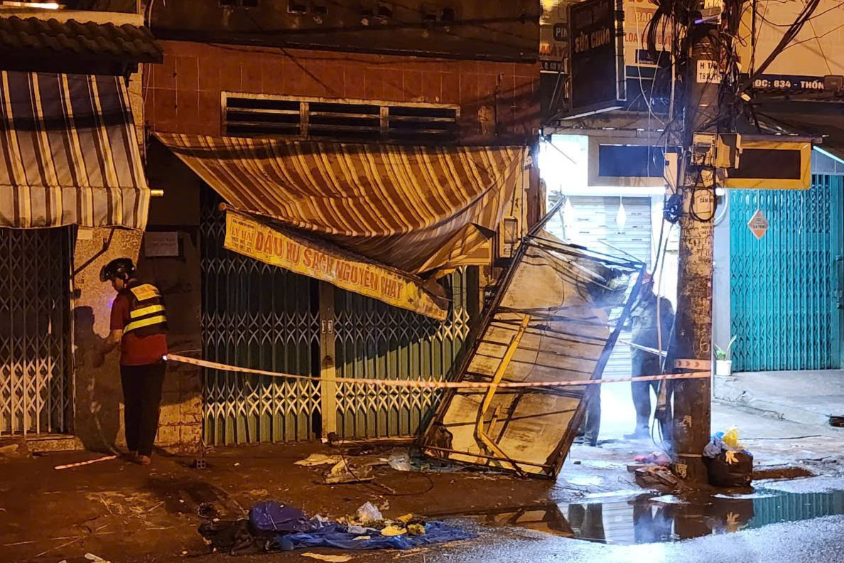 Mái che nhà dân bị đổ sập. Ảnh: C.A.