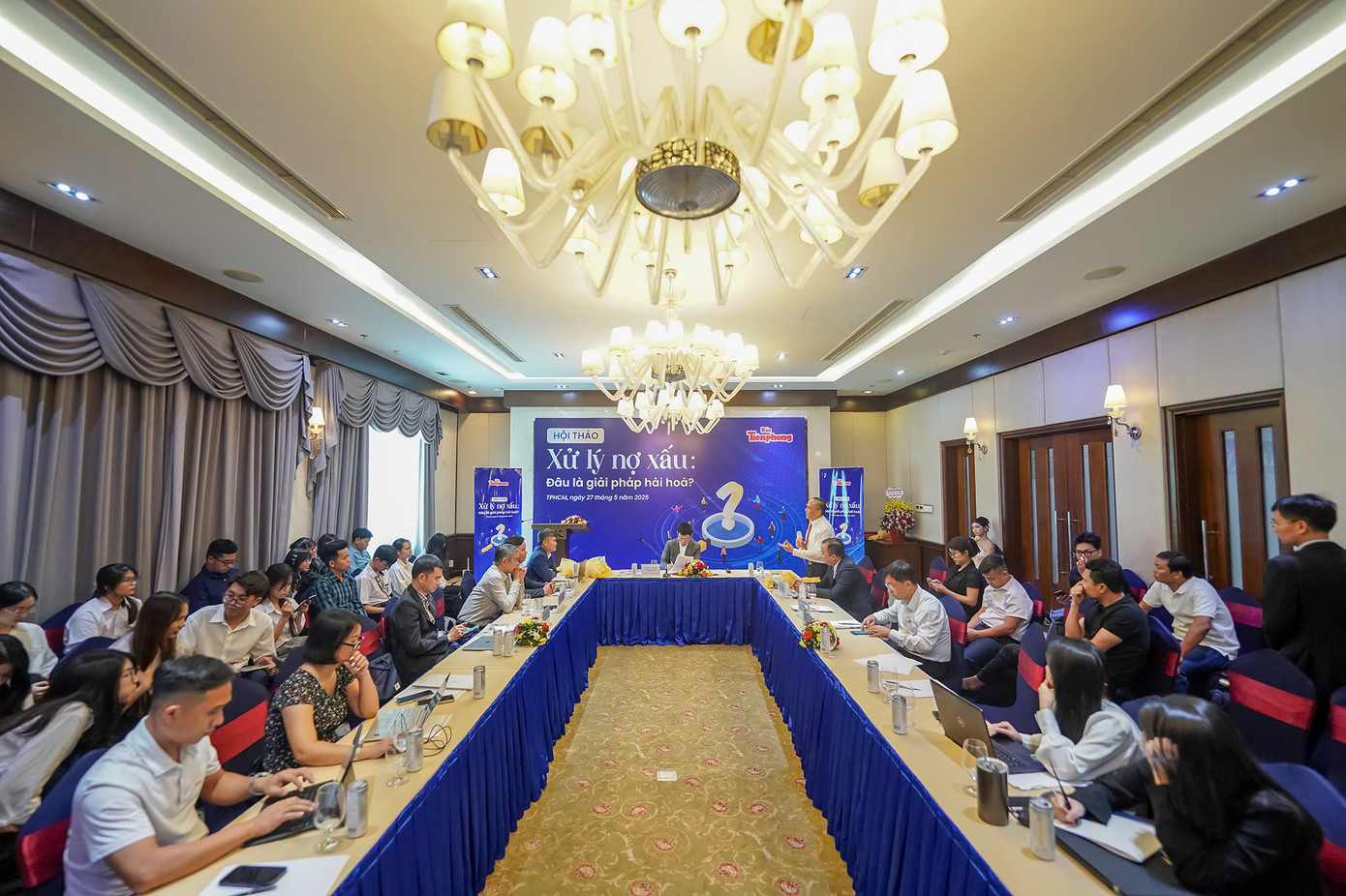 Rất đông đại biểu chăm chú theo dõi hội thảo dù đã 12h30 trưa.