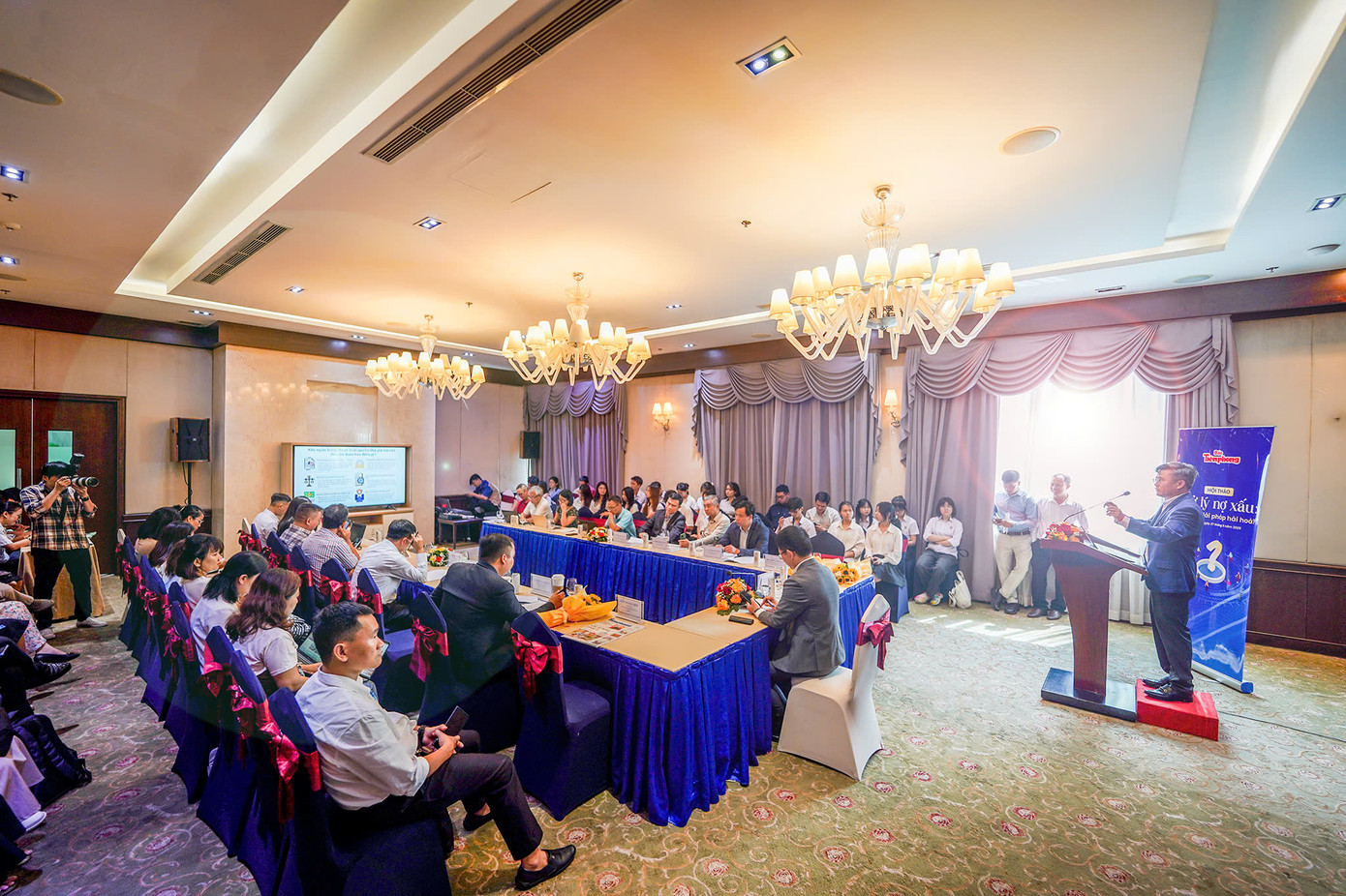 Hội thảo đề cập vấn đề nóng trong xử lý nợ xấu ngân hàng, thu hút sự quan tâm của nhiều người.