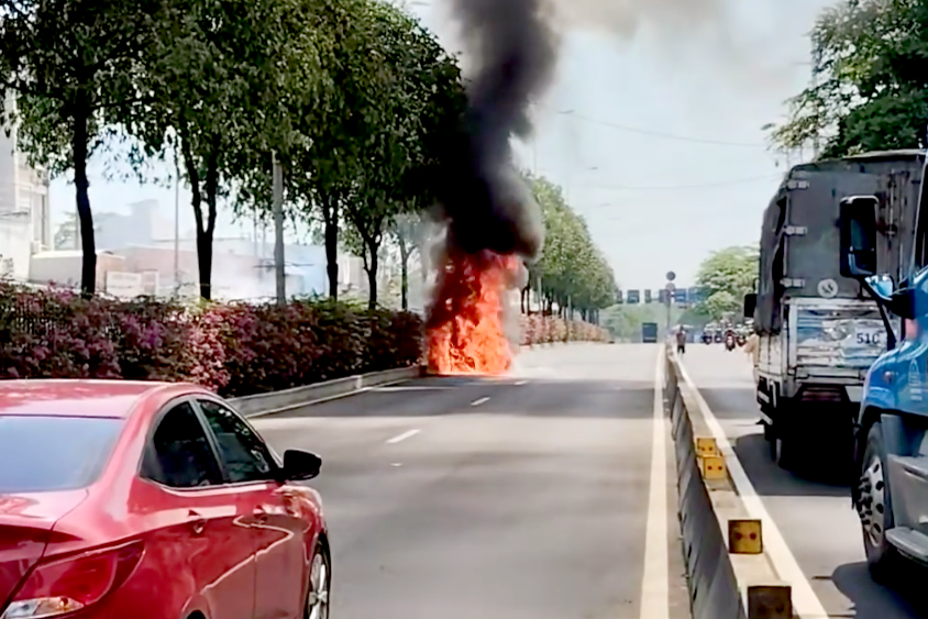 Ô tô bị ngọn lửa bao trùm. Ảnh: C.A. Ô tô bị ngọn lửa bao trùm. Ảnh: C.A.