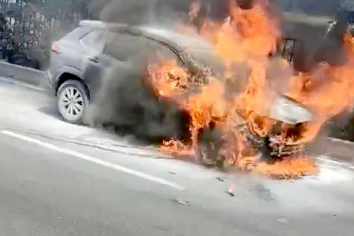 Ô tô bị cháy khi đang lưu thông trên đường Đỗ Mười. Ảnh: C.A. Ô tô bị cháy khi đang lưu thông trên đường Đỗ Mười. Ảnh: C.A.