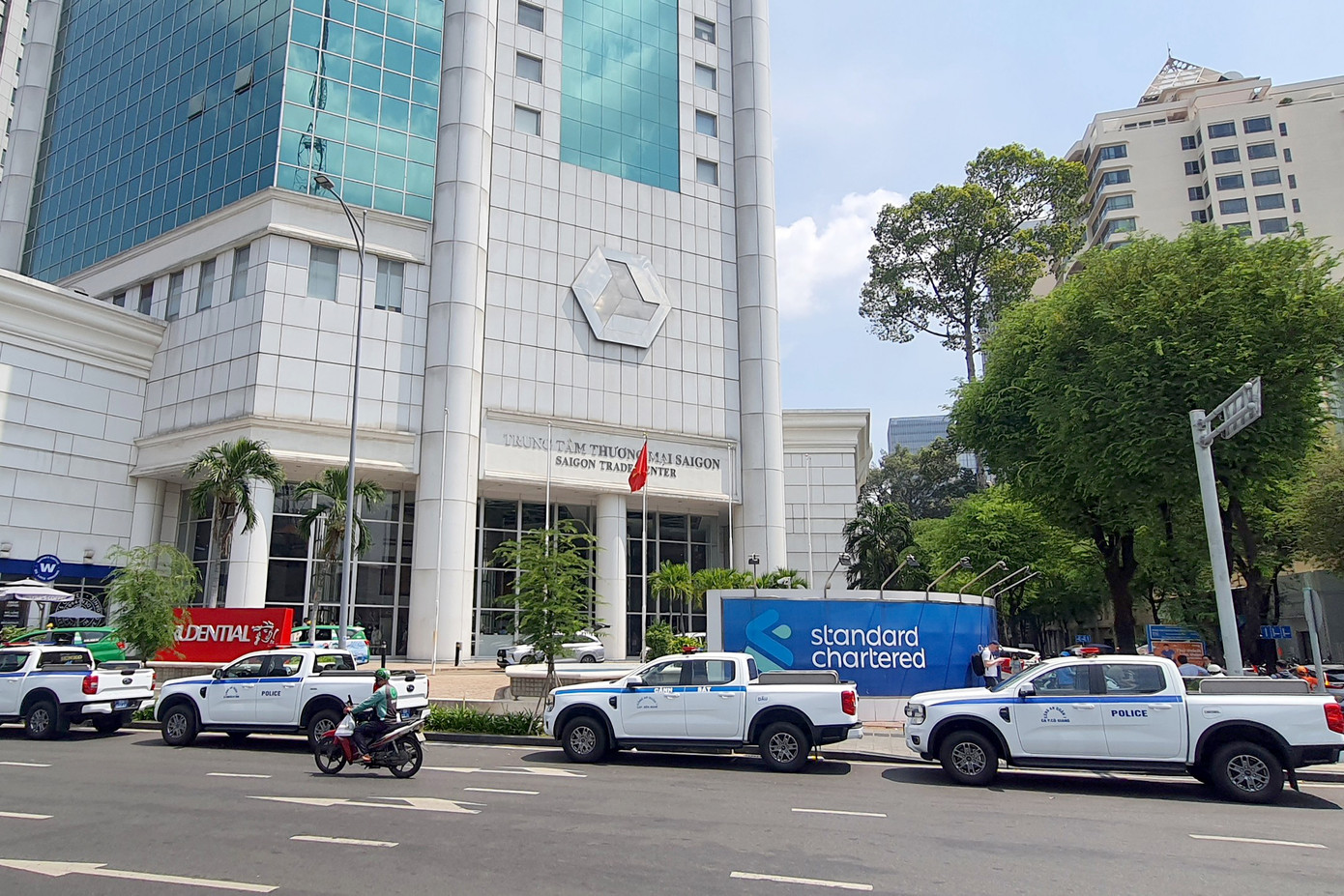 Xe của công an có mặt tại tòa nhà trên đường Tôn Đức Thắng (Ảnh: Hoàng Thuận).