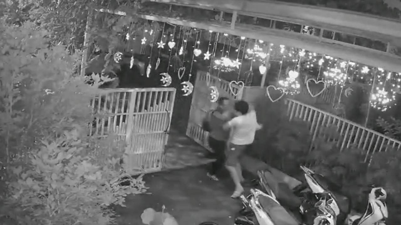Hình ảnh ẩu đả giữa ông T và hàng xóm (Ảnh cắt từ clip). Hình ảnh ẩu đả giữa ông T và hàng xóm (Ảnh cắt từ clip).