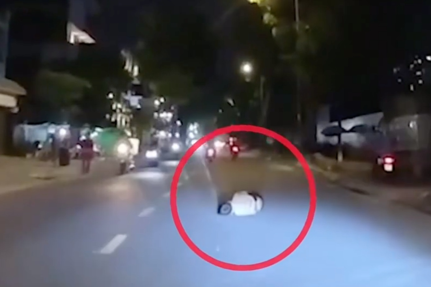 Nạn nhân bị kẻ cướp kéo lê gần 200m trên đường. Ảnh cắt từ clip.