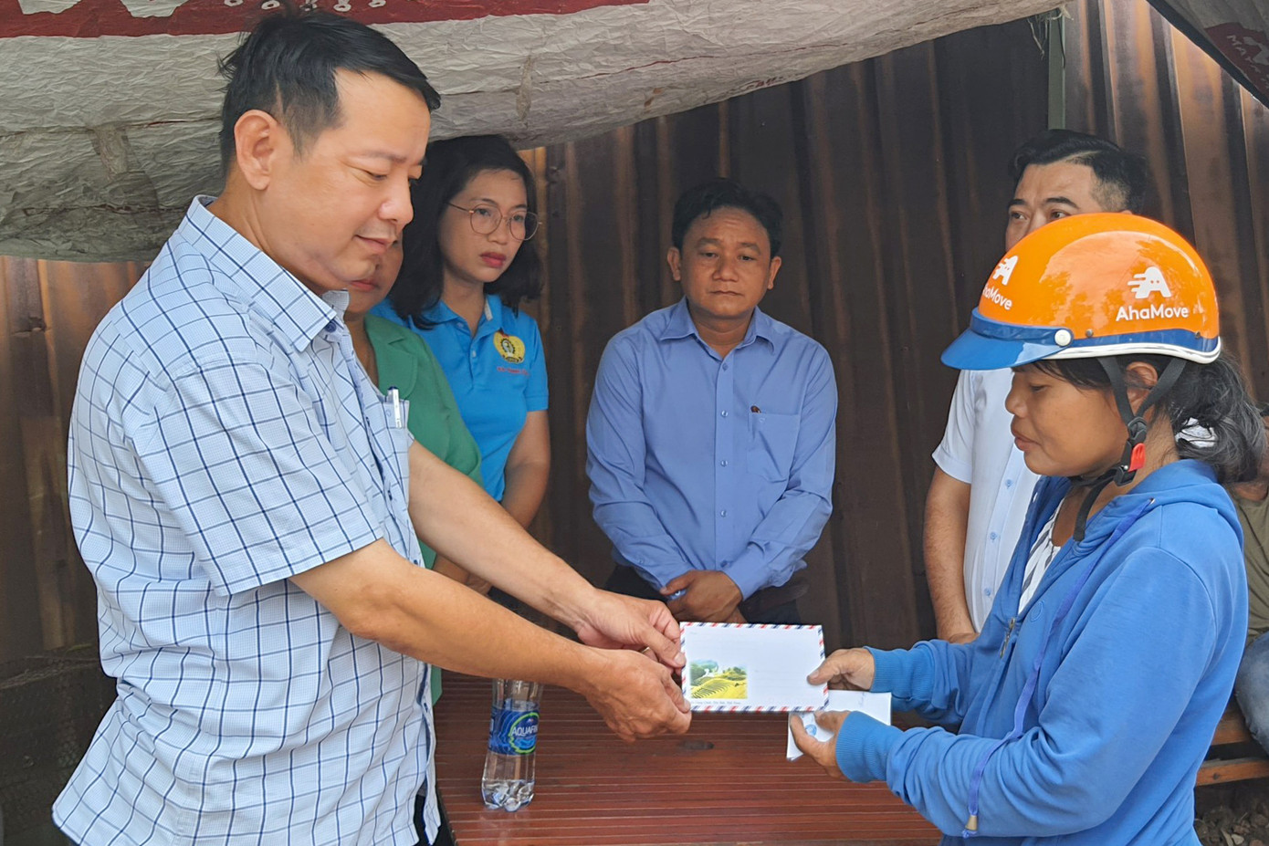 Lãnh đạo UBND xã Vĩnh Lộc B thăm hỏi, động viên gia đình bà Bọ. Ảnh: Hoàng Thuận