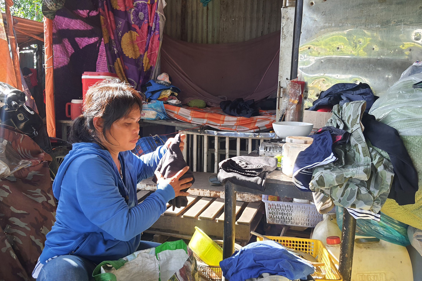 Gia đình bà Bọ sinh sống tại căn nhà tạm và các thành viên ngủ trong thùng xe tải tự chế. Ảnh: Hoàng Thuận