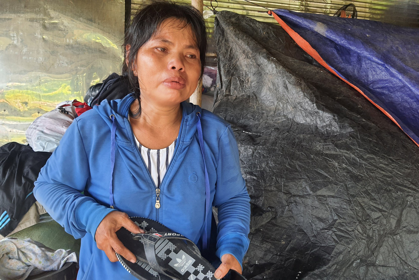 Mỗi khi nhìn thấy đôi dép của người con trai lớn bà Bọ lại khóc nức nở.