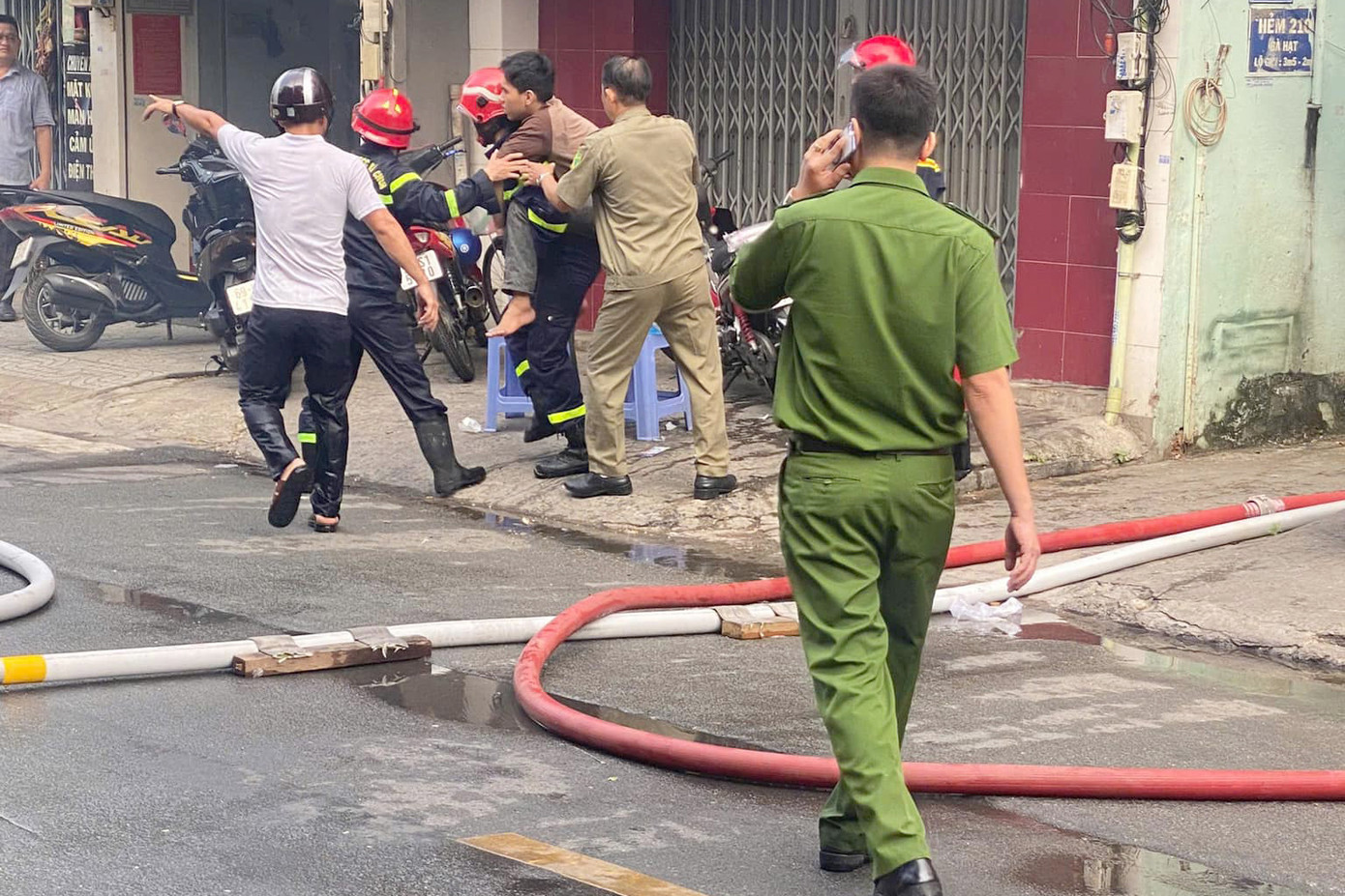 Lực lượng cứu hộ đưa người mắc kẹt ra ngoài. Ảnh: A.X.