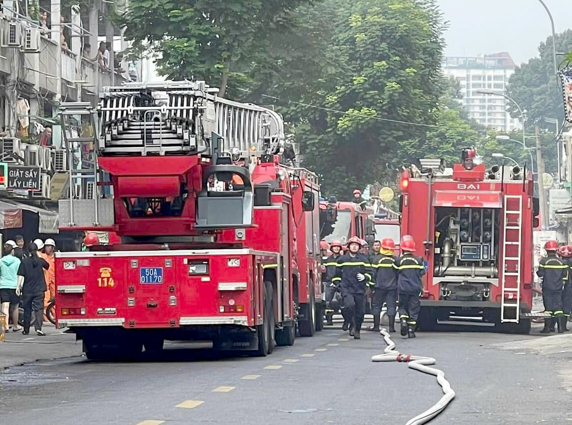 Xe chữa cháy có mặt tại hiện trường. Ảnh: A.X.