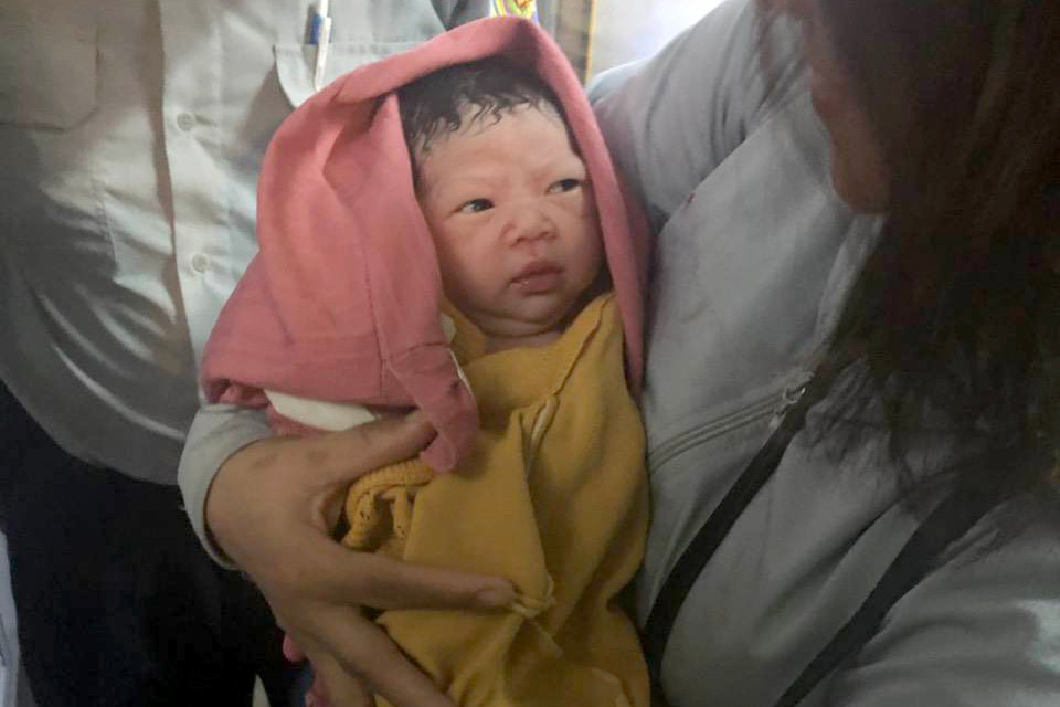 Bé gái khỏe mạnh được các tiếp viên đỡ đẻ kịp thời. Bé gái khỏe mạnh được các tiếp viên đỡ đẻ kịp thời.