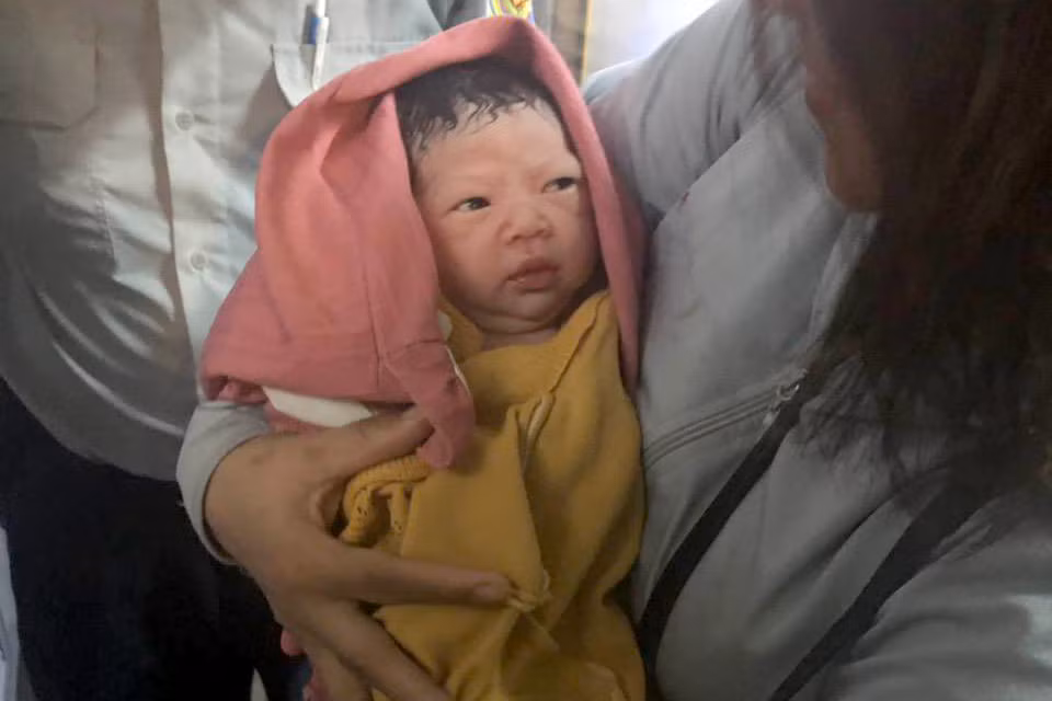 Bé gái khỏe mạnh được các tiếp viên đỡ đẻ kịp thời. Bé gái khỏe mạnh được các tiếp viên đỡ đẻ kịp thời.
