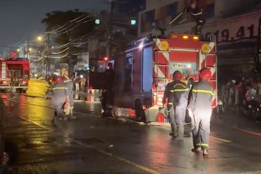 Nhiều xe chữa cháy được điều đến hiện trường. Ảnh: A.X.